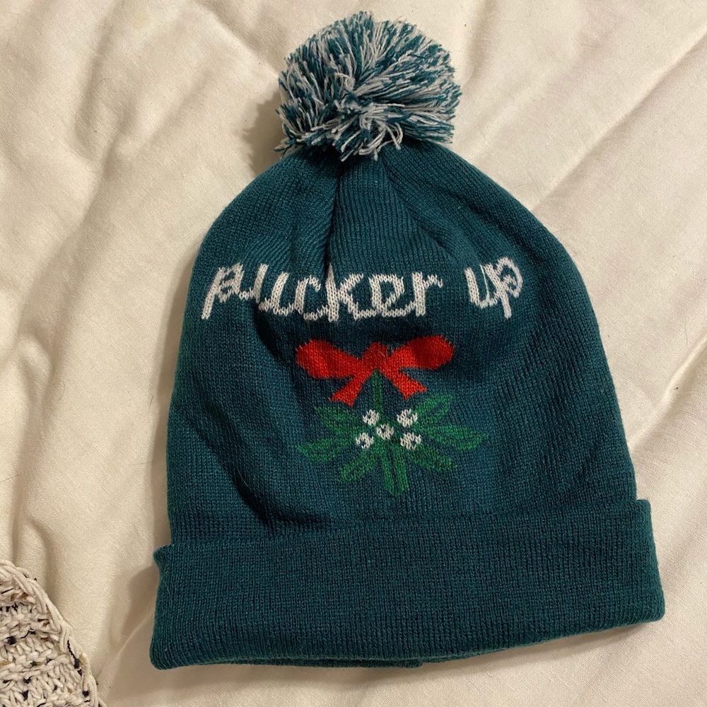 NWOT Pucker Up” Misteltoe Pom Knit Hat, Green